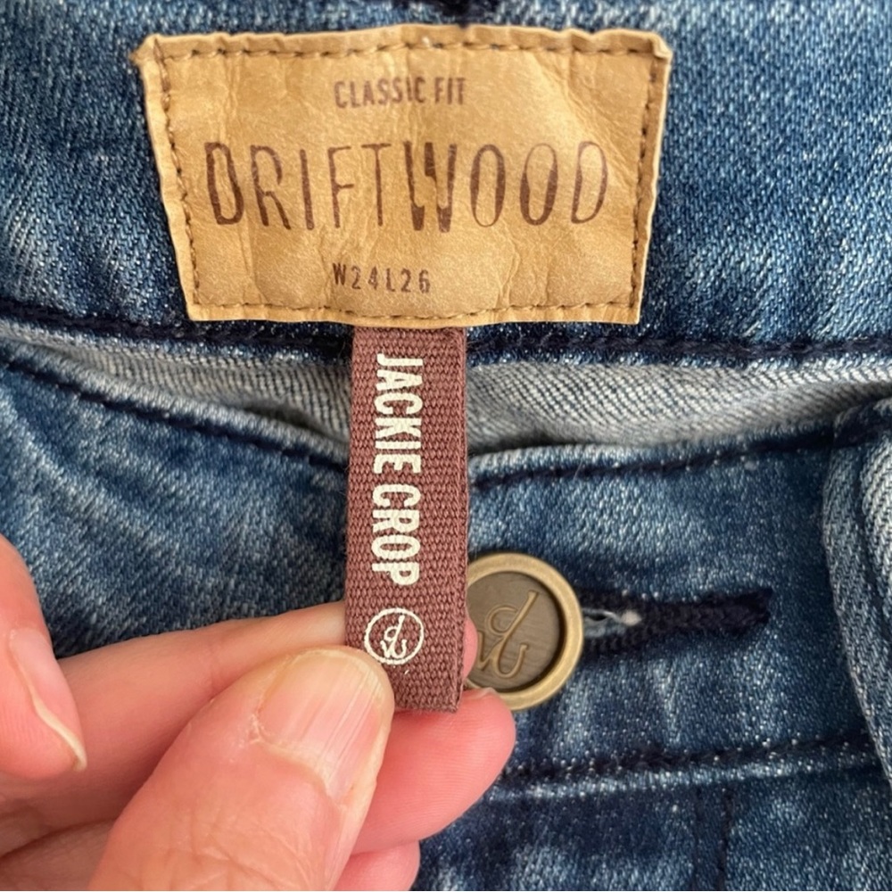 Driftwood Jackie cropped jeans. Excellent pre-owned condition!
